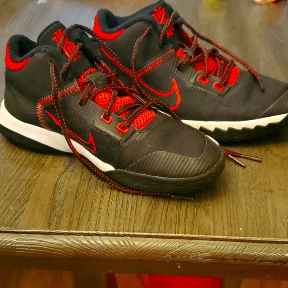 Youth boys basketball shoes - Picture 1 of 8